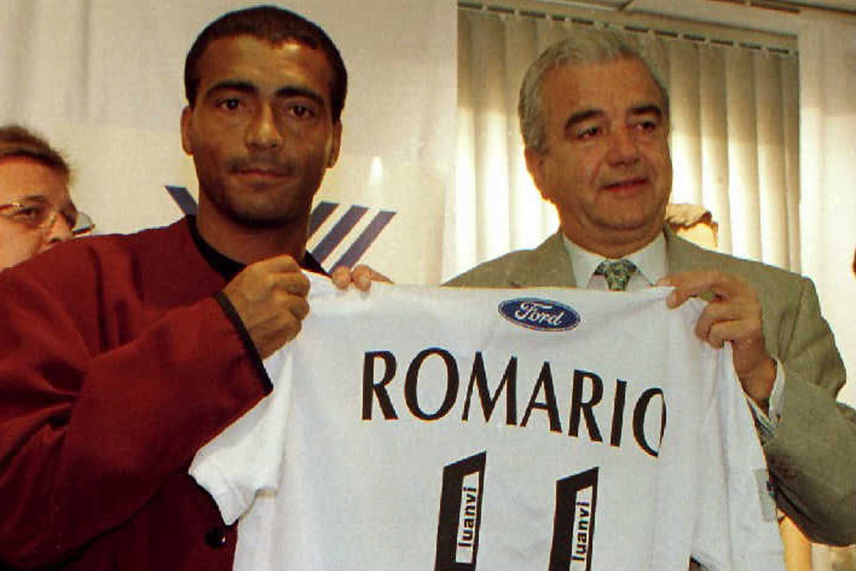 Paco Roig presenta a Romario en agosto de 1997.