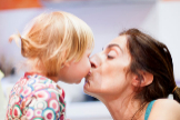 Besar en la boca a tu hijo: Qu opinan los expertos