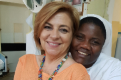 Con la hermana Josephine, "cuyos brazos fuertes salvan tantas vidas en los partos difciles", en Saint Jean de Dieu, This (Senegal), el verano de 2019.
