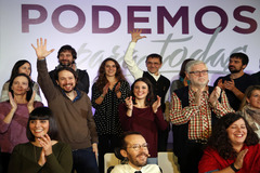 Pablo Iglesias (izqda.) y Juan Carlos Monedero saludan en un acto de Podemos, en 2016.