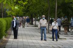 Varios ancianos pasean por Madrid, en una imagen de archivo.