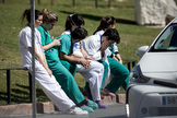 Sanitarios descansan fuera del Hospital Ramn y Cajal