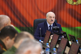 El presidente bielorruso, Alexander Lukashenko, en una reunin con militares en Minsk.