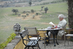 El editor y escritor Manuel Arroyo en su casa de la sierra de Madrid.