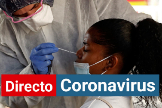 Un sanitario realiza una PCR para el coronavirus a una mujer en Marsella.