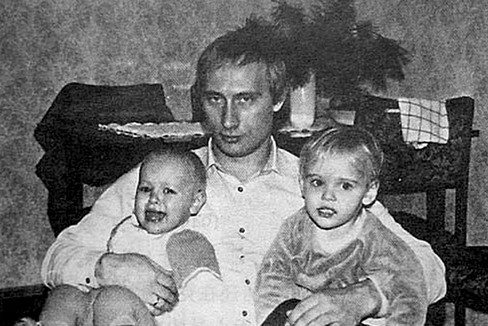 Vladimir Putin, con sus dos hijas: Maria Vorontsova (derecha) y Katerina Tijonova.