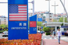 Banderas de EEUU y China expuestas en Qingdao, en 2019.