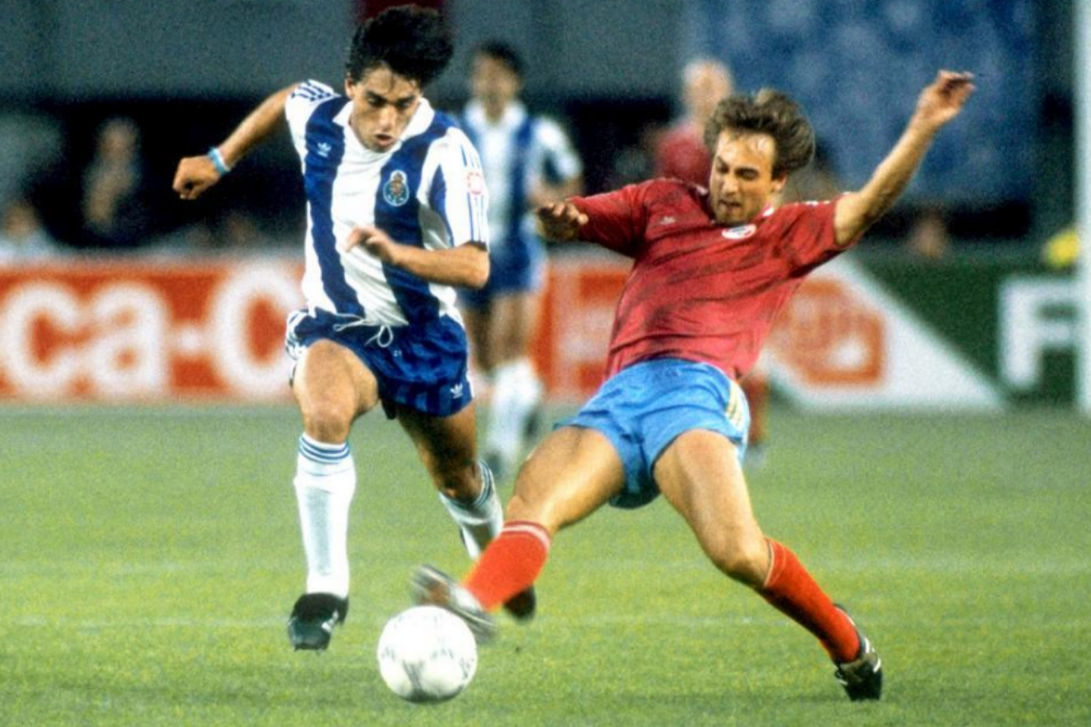Flick trata de robar un baln a Futre, en la final de Copa de Europa 1987.