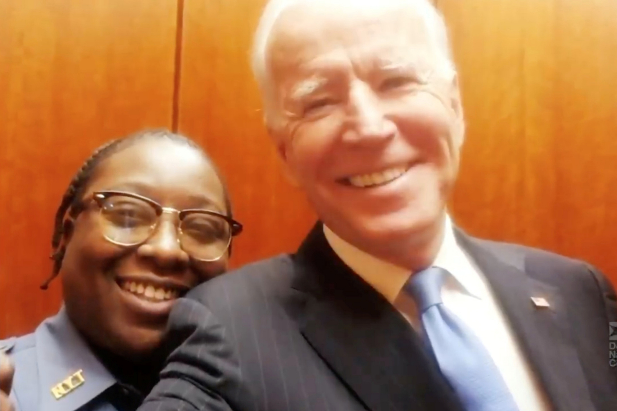 El candidato demócrata a la Presidencia de EEUU Joe Biden se hace un selfie con la guardia de seguridad de The New York Times Brittany durante su visita al periódico.