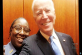 El candidato demcrata a la Presidencia de EEUU Joe Biden se hace un 'selfie' con la guardia de seguridad de 'The New York Times' Brittany durante su visita al peridico.