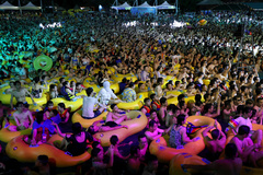 Una multitud asiste a un festival de msica en un parque acutico en Wuhan.