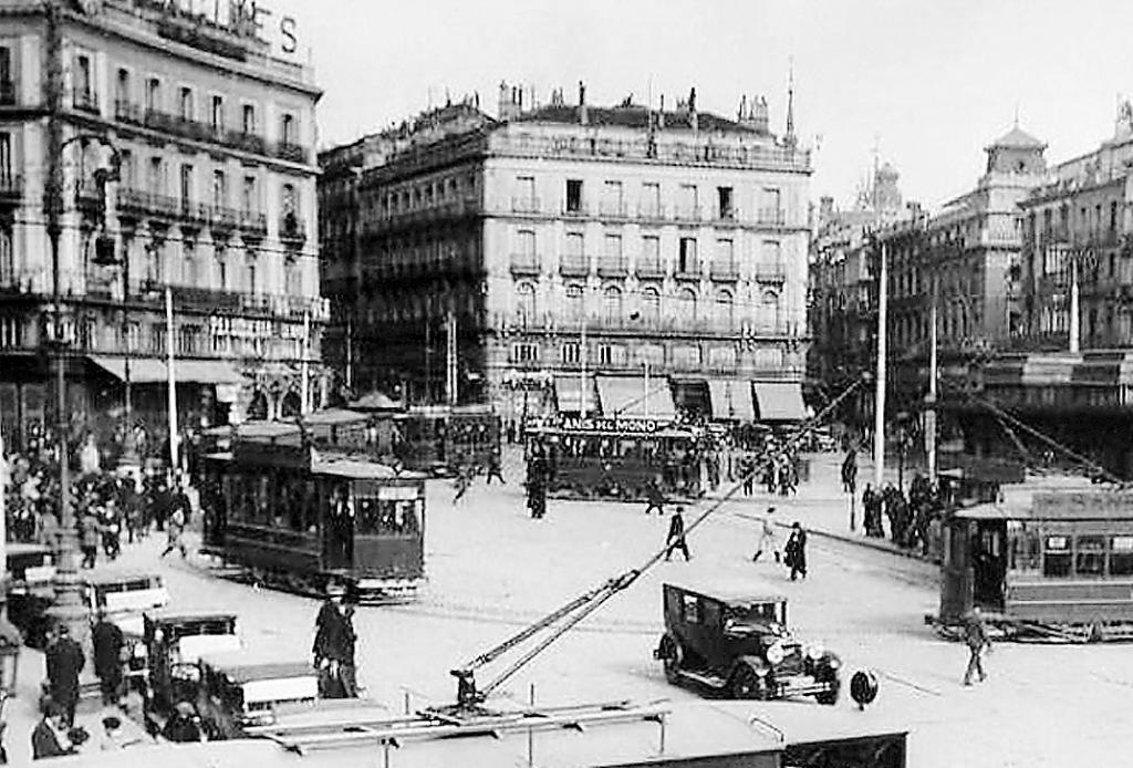 Tranvías y coches en la Puerta del Sol en el siglo XIX.