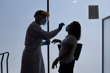 Un enfermero de urgencias del 061 realiza una prueba PCR en Zaragoza