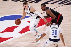 Kissimmee (United States).- Dallas Mavericks guard Luka lt;HIT gt;Doncic lt;/HIT gt; (L) dribbles by LA Clippers forward Kawhi Leonard (R, top) as Dallas Mavericks guard Seth Curry (R, bottom) looks on during the second half of the NBA basketball first-round playoff game two at the ESPN Wide World of Sports Complex in Kissimmee, Florida, USA, 19 August 2020. (Baloncesto, Estados Unidos) EPA/ SHUTTERSTOCK OUT