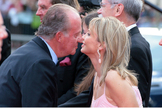 Corinna Larsen y el Rey Juan Carlos se saludan en una entrega de premios en 2006 en Barcelona.