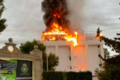 Un muerto y nueve heridos en un pavoroso incendio en el 'hotel de los los'