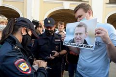 La polica identifica a los manifestantes que se concentran en apoyo a Alexei Navalny en San Petersburgo.