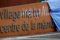 Pintadas en el cartel del centro de la me4moria de Oradour-sur-Glane.