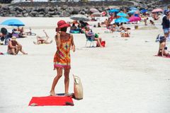 GRAFCAN8558. PUERTO DEL ROSARIO (ESPAA).- Una joven se quita la lt;HIT gt;mascarilla lt;/HIT gt; al llegar Playa Chica en Puerto del Rosario.