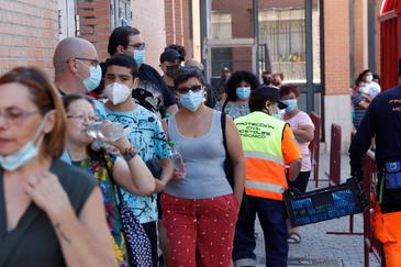 Vecinos de Móstoles esperan, el sábado, a ser sometidos a pruebas PCR en el Centro de Especialidades de esa localidad madrileña.
