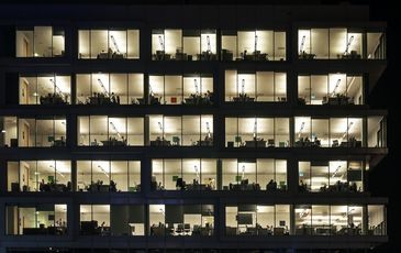 Un edificio de oficinas trabajando de noche en Madrid.