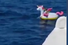 Rescatan a una nia a la deriva en un flotador de unicornio