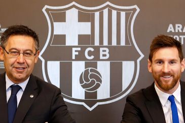 Josep Maria Bartomeu (izda) y Leo Messi, en 2017.