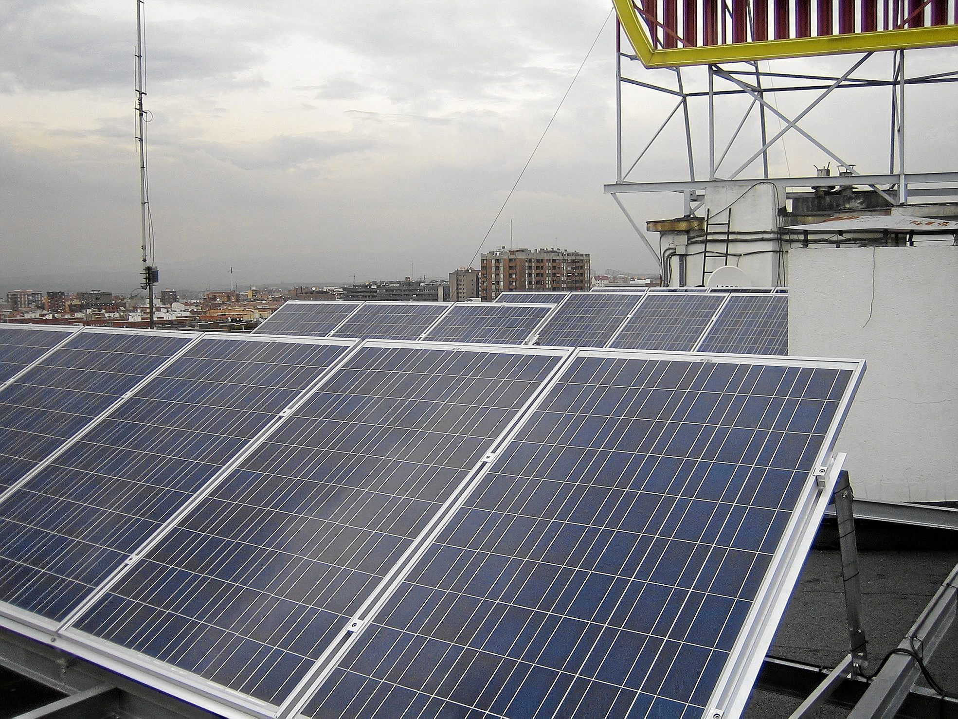 Placas fotovoltaicas en la cubierta de un edificio.