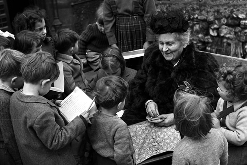 La educadora, de visita en 1951 en un colegio de Londres.