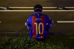 Un aficionado azulgrana con la camiseta de Leo Messi.