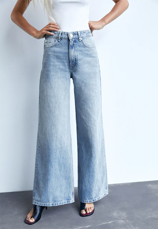 Jeans anchos de tiro medio con cinco bolsillos y efecto lavado de Zara.