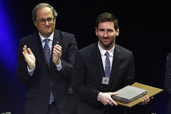 Lionel Messi junto al presidente de la Generalitat, Quim Torra, cuando le otorgaron la Cruz de Sant Jordi.