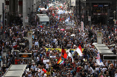 Miles de negacionistas se manifiestan en el centro de Berln.