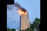 Un gran incendio devora los pisos superiores de una torre