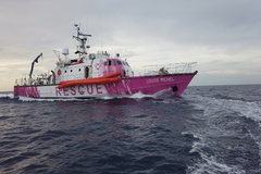 El barco humanitario 'Louis Michel' ha hecho una peticin de ayuda urgente.