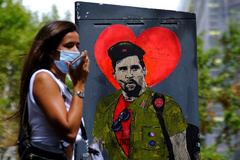 Messi, caracterizado de Che Guevara, en un mural en Barcelona.
