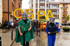 Manifestacin contra la Guardia Civil durante la celebracin del 'Ospa Eguna', este sbado, en Alsasua (Navarra).