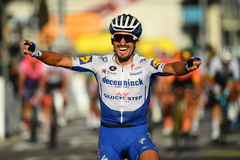 Julian Alaphilippe festeja el triunfo de etapa y liderato del Tour.