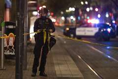 La polica de Portland delimita la escena del asesinato.