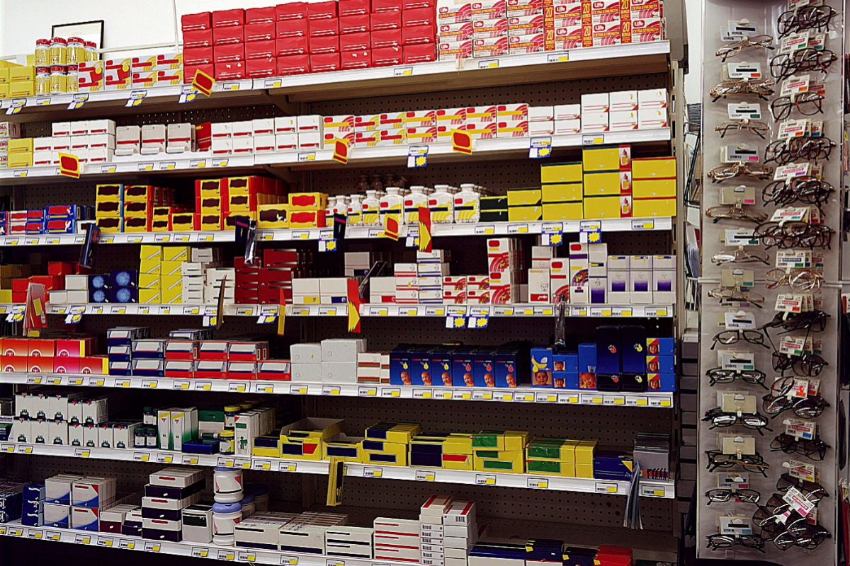'Drugstore' (1996), medicamentos y otros productos de farmacia con las etiquetas intervenidas.