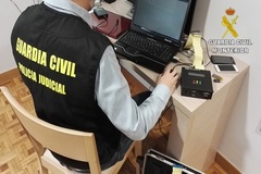 Un investigador de la Polica Judicial de la Guardia Civil revisa un equipo informtico.