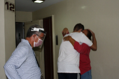 AME1296. CARACAS (VENEZUELA), 28/08/2020.- Fotografa cedida por Rafaela lt;HIT gt;Requesens lt;/HIT gt; que muestra a Juan lt;HIT gt;Requesens lt;/HIT gt; (c) mientras abraza a su mam Paula Martnez, junto a su padre Juan Guillermo lt;HIT gt;Requesens lt;/HIT gt; (i) hoy, Caracas (Venezuela). El diputado opositor venezolano Juan lt;HIT gt;Requesens lt;/HIT gt; sali este viernes de la crcel para cumplir arresto domiciliario, tras 752 das preso por su presunta participacin en el fallido atentado contra el presidente Nicols Maduro el 4 de agosto de 2018.  Rafaela lt;HIT gt;Requesens lt;/HIT gt; Silvia Solorzano SOLO USO EDITORIAL NO VENTAS