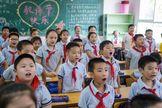 Alumnos de una escuela primaria durante el primer da de clases, este martes en Wuhan.