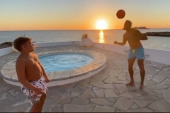 Neymar y su hijo jugando al ftbol en Ibiza la semana pasada.