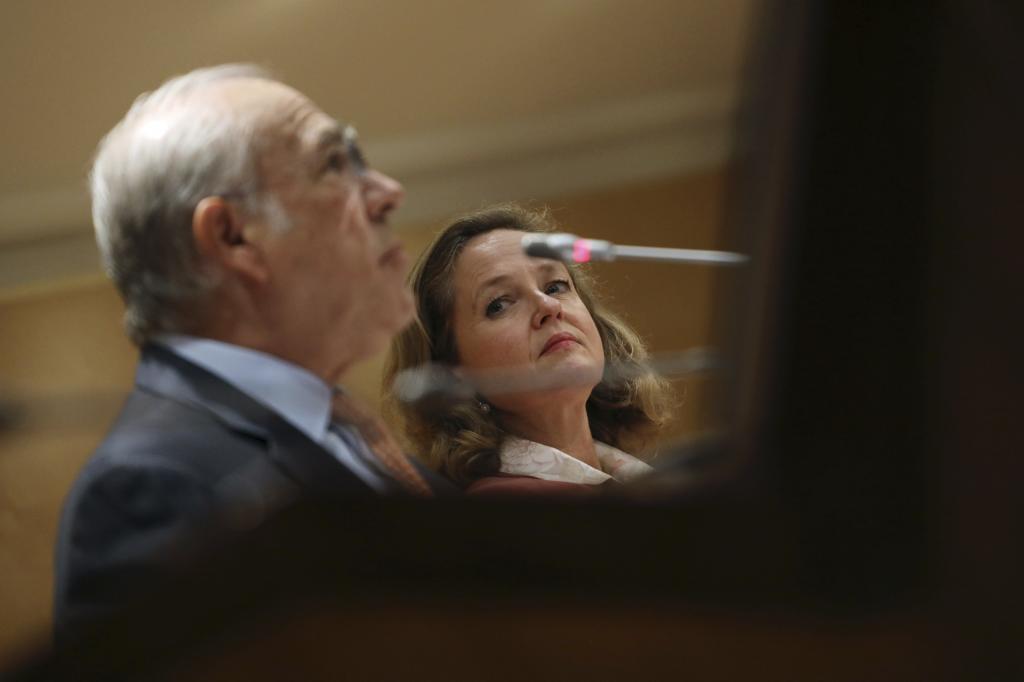 El secretario general de la OCDE, Ángel Gurría, y la vicepresidenta segunda del Gobierno, Nadia Calviño.
