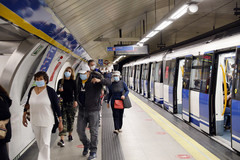 Varias personas con mascarillas en el Metro de Madrid, donde su uso es obligatorio desde el 4 de mayo.