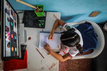 Una nia asiste a una clase virtual en Acapulco (Mxico) a causa de la pandemia de Covid-19.
