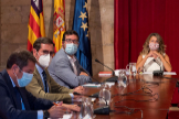 La ministra de Trabajo y Economa Social, Yolanda Daz, con el presidente de la CEOE, Antonio Garamendi (segundo por la izquierda), este viernes en Palma.
