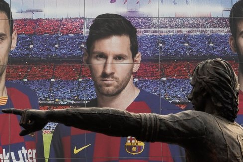 ruyff con un cartel publicitario en el Camp Nou , das despus de que el delantero argentino del FC Barcelona, Leo lt;HIT gt;Messi lt;/HIT gt;, enviara un burofax al club cataln en el que solicita que se le conceda la carta de libertad para poder firmar por otro club.