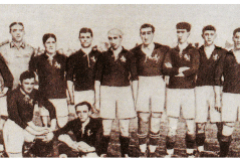 Arriba: la seleccin que jug el primer partido (29 agosto 1920). Abajo: La seleccin espaola, antes de su partido ante Alemania, el pasado jueves